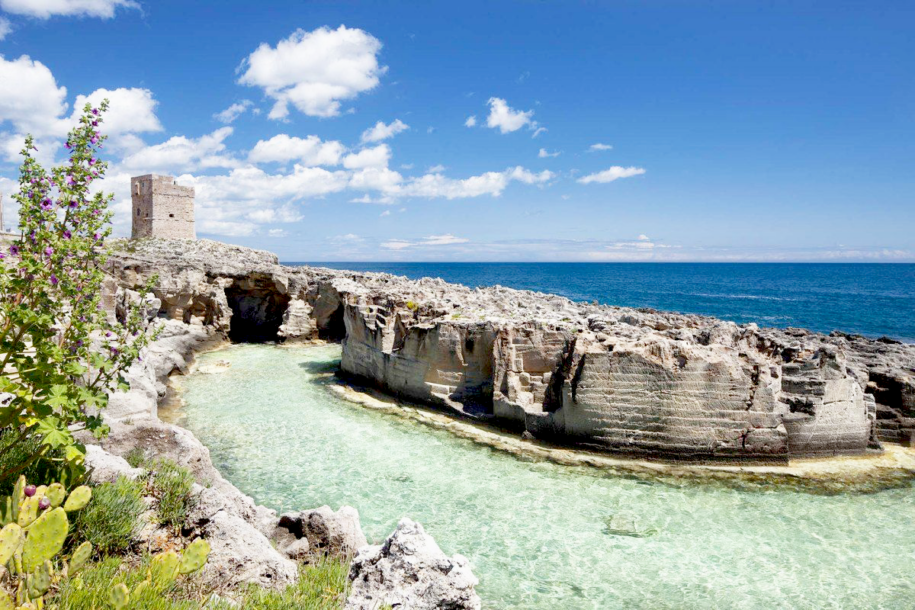 La piscina naturale di Marina di Serra si trova nel profilo della costa che corre tra Otranto a Santa Maria di Leuca, estremità meridionale del Salento adriatico, tra i più suggestivi di tutta la Puglia.